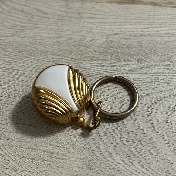 Accessories - Avon Pearlesque Key Clip Vintage